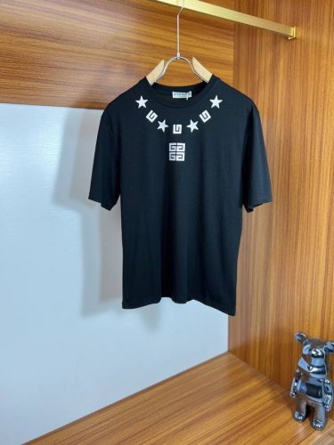 Give 纪梵希 2025年春夏新品上新 三标齐全 丝光棉圆领短袖T恤 好货不用过多介绍 看细节 专柜码数：M-Xxxl 175 140建议L，