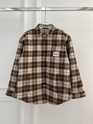 Miumi秋冬新款 衬衫式棉服外套 复古又时髦的氛围感 现代设计与传统格纹图案于一身 男友风衬衫了 宽松剪裁包容性极强 Smlxl