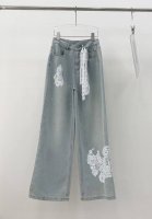 爆款现货 原单品质 小众｜蕾丝装饰天丝烫钻牛仔裤 非常轻肤 小清新的色系 带来夏天的气息！ 弹力牛仔具有良好的吸湿性和透气性， 布面光泽柔和，手感也非常细滑，