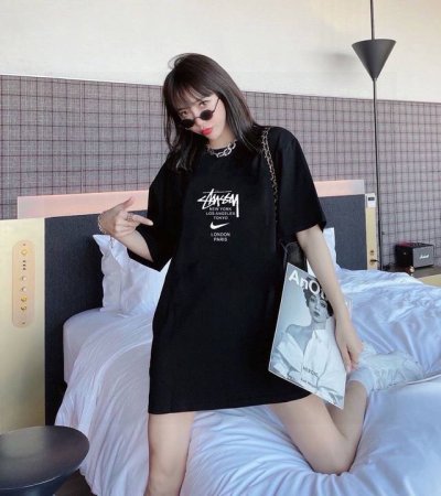 上新 Stussy情侣款圆领短袖T恤 全部采用上等原料 质感好颜色鲜明 这种款式上身绝对吸睛 基础款的圆领Tee,男女均可驾驭 尺码 S-3Xl 颜色 黑色 白