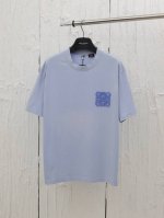 loewe* 罗意家25Ss新款刺绣棉质短袖T恤 采用进口纯棉面料，柔软亲肤，透气又舒适 胸口精致的品牌标识刺绣 细节处尽显奢华质感 无论是日常出街还是度假休闲