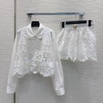Valentin* 2025Ss新款 一眼爱上的轻奢高定系列套装出品 非常高级的进口高密度水溶花质地 仔细看细节 上身非常酷 干净有品 提气质~~完全按照高定成