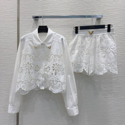 Valentin* 2025Ss新款 一眼爱上的轻奢高定系列套装出品 非常高级的进口高密度水溶花质地 仔细看细节 上身非常酷 干净有品 提气质~~完全按照高定成