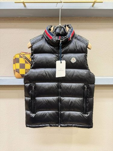 p460 爆款羽绒服 2024新品 Moncler蒙口 新款羽绒马甲 秀场新品 品相非常完美，专柜高科技防水面料，内里90%白鸭绒填充，舒适保暖，色泽饱满诱人，