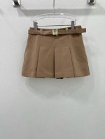 Miumi*24秋冬新款百褶短裙 奶茶色一系列同步上新 少女知识分子时髦风穿搭！老钱风百褶短裙 搭配定制Miu五金腰带 版型上身绝绝子！复古风甜妹穿搭！进口羊毛