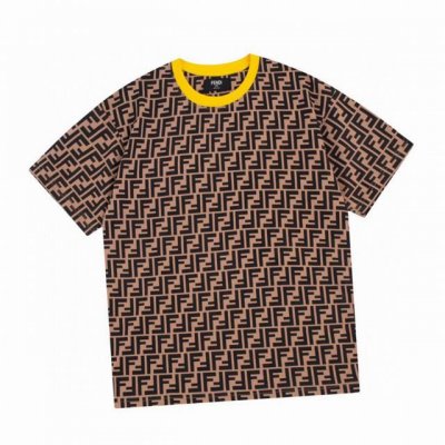芬迪 Fendi 夏季新品 双F满印花圆领短袖T恤 时尚元素设计凸显精简 隶属今夏高颜值单品 手感顺滑细腻 着身的透气舒适感无可挑剔 搭配时尚廓形裁剪设计彰显潮