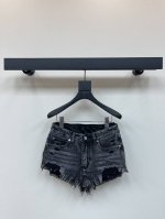 原单狠货女装 *25New 重磅满钻牛仔热裤｜辣妹必备单品 独家定制进口100%牛仔棉质，整件烫钻超吸睛水洗工艺与手工打磨形成旧化效果，裤腿出流苏设计搭配Log