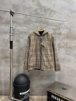 款号#S569 巴宝莉 Burberry Bbr 25Ss 经典格子双面穿小格纹夹克外套 采用再生聚酯纤维纱线制成的Vintage复古格纹面料 反面采用纯色Ec