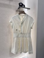 Dio*2025新品上架 风琴褶花边连衣裙 定制Yb斜纹全棉材质 质感光泽 舒适透气 连衣裙剪裁 通体素色利用剪裁和细节提升精致度 前襟袖口采用风琴褶花边设计