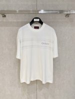 Gucci 古奇 2025春夏新款首发专柜最新款短袖圆领T恤 高端订制 设计前卫时尚！品牌Logo重工艺设计 高端定制面料.手感柔软.穿着舒适.专柜级别精致车线