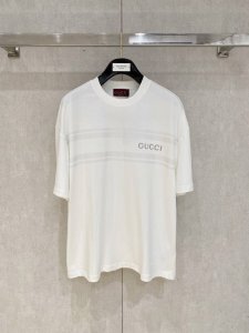 Gucci 古奇 2025春夏新款首发专柜最新款短袖圆领T恤 高端订制 设计前卫时尚！品牌Logo重工艺设计 高端定制面料.手感柔软.穿着舒适.专柜级别精致车线