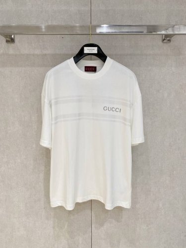 Gucci 古奇 2025春夏新款首发专柜最新款短袖圆领T恤 高端订制 设计前卫时尚！品牌Logo重工艺设计 高端定制面料.手感柔软.穿着舒适.专柜级别精致车线