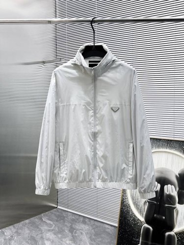 普拉达 Prada 2025春季新款 连帽 夹克 外套，高端版本！专柜定制面料 透气舒适度高，细节无可挑剔，品牌元素设计理念，体现高品质。手感细腻柔软！呈现休闲