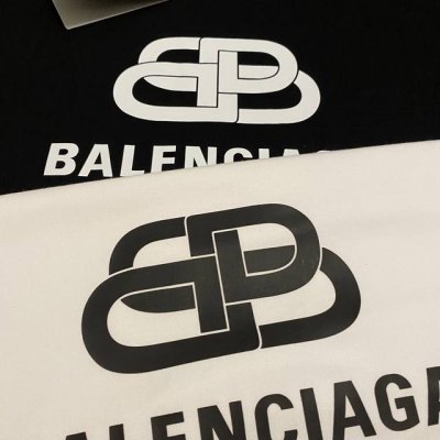 balenciaga 巴黎世家经典款锁扣字母情侣款短袖 穿上就是舒适自在 减龄又显瘦的存在 慵懒而随性 结合干净简单的色系就特别耐看 适合日常穿着 复古标识 显