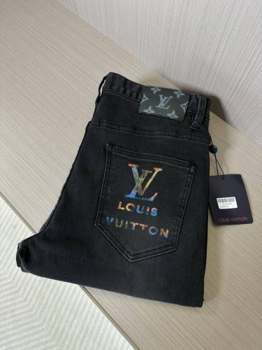 l驴家25Fw春夏最新男士柔软高弹黑灰色牛仔裤，这个系列出款，自带魔力。款款爆卖。黑灰色调的软质牛仔，柔软的质地，迎合春夏季需求，基本保留了小黑裤的原生状态，基