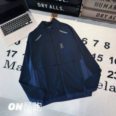 On昂跑 Weather Jacket Insulated 男款轻量压胶工艺跑步夹克防晒服 -面料：采用原版一比一定织定染速干防晒面料。 -辅料：原版拆解开发，