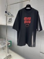 Miu Miu 2025春夏最新品，专柜同步有售，原单狠货，时尚休闲圆领短袖T恤，350G进口原版面料，上身舒适透气，顶级印花工艺字母图案装饰Logo，档次极高
