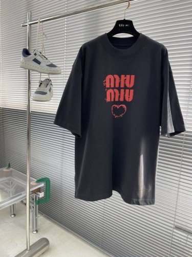Miu Miu 2025春夏最新品，专柜同步有售，原单狠货，时尚休闲圆领短袖T恤，350G进口原版面料，上身舒适透气，顶级印花工艺字母图案装饰Logo，档次极高