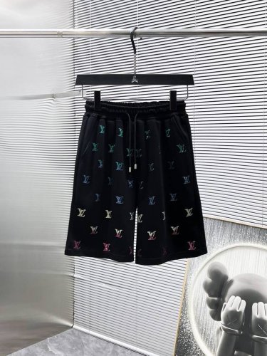 路易威登 Lv 2025夏季新款 短裤 休闲裤，高端版本！专柜定制面料 透气舒适度高，细节无可挑剔，品牌元素设计理念，体现高品质。手感细腻柔软！呈现休闲裁剪，上