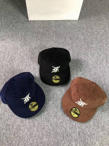 上新 New Ere X Fear Of God联名款灯芯绒平檐棒球帽 材质：灯芯绒 两个尺码 尺寸：7 1 4#=58厘米=57.7 8 尺寸：7 3 8#=