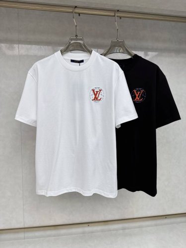 lv 2025春夏新款首发专柜最新款短袖圆领T恤 高端订制 设计前卫时尚！品牌Logo重工艺设计 高端定制丝光长绒棉面料.手感柔软.穿着舒适.专柜级别精致车线.