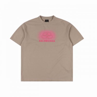 balenciaga 巴黎世家 25Ss 锁扣字母刺绣及喷墨破洞短袖T恤 复古味十足 整体设计简洁时尚 十分大气干净 采用280G纯棉面料打造 上身柔软舒适 细