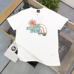 上新 款号：Tx1 夏季新款The North Face北面Tnf小太阳涂鸦Logo图案字母印花休闲情侣圆领短袖T恤，独一无二的活性环保面料染色，面料采用230