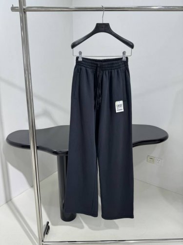 新品520限定休闲卫裤 复古平纹布宽松版型剪裁 松紧抽绳腰头 饰以Airport Tag立体贴纸 不可以斯开喔 马上要飞到你身边爱意表达方式 提前穿上节日盛装