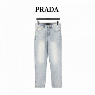 prada 普拉达 背后三角标牛仔裤 今年为止做的最牛逼的牛仔裤，暗藏玄机的细节非常多，这次主推的裤子无论是版型还是上身都太完美，不如去做20件短袖的时间，牛仔