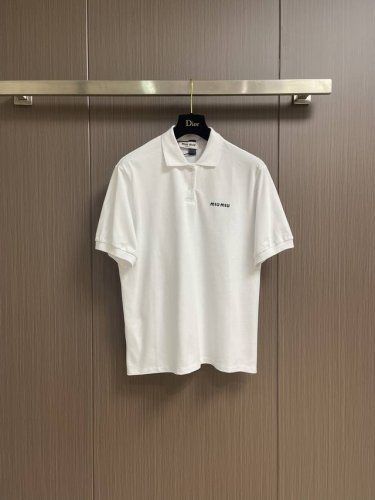 miumiu 刺绣小标polo衫 采用60支柔棉双珠地面料 该款面料上身非常舒适 柔软度比Miumiu往年系列添加了重柔手感工艺 刺绣采用3D立体刺绣 高密度刺