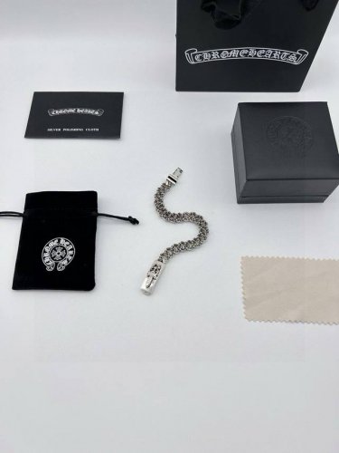chrome Hearts克罗心宝剑手链 男女同款，玩酷必备单品。无敌细节，看实拍！ 顶级泰银工艺！别具一格的质感和色泽，使首饰粗犷而古朴。经过特殊处理,可以保