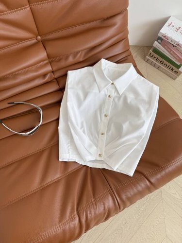 25Ss 凯旋门金属扣宽肩衬衫 充满精致和时髦感的一件小衬衫 宽肩设计修饰肩线 遮住手臂肉肉 前中下摆捏褶立体做法 看似简单实际上很考验师傅 加上凯旋门小扣子加
