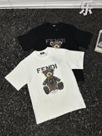 芬迪Fendi胸前小熊印花Logo套头重磅圆领户外运动吸汗透气短袖T恤 男女同款 想要解锁运动与时尚的双重魅力？芬迪Fendi胸前小熊印花Logo短袖T恤直接拿