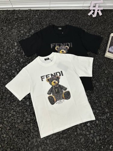芬迪Fendi胸前小熊印花Logo套头重磅圆领户外运动吸汗透气短袖T恤 男女同款 想要解锁运动与时尚的双重魅力？芬迪Fendi胸前小熊印花Logo短袖T恤直接拿