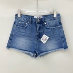 25新品 Loew*后袋刺绣Logo短裤 进口牛仔棉面料 柔软亲肤 任何身形都可以驾驭 后袋刺绣Logo设计 细节在线 整体时髦显气质 裤身立体裁剪 显瘦显腿长