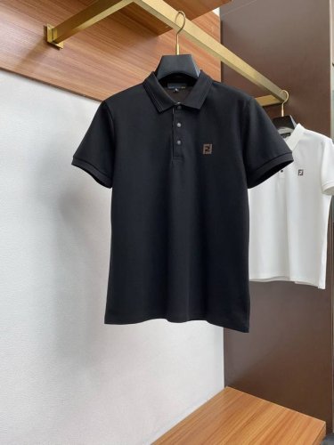 芬迪 臻品定制系列的设计Polo衫确实独具匠心，展现了定制服装的精致与品味。定制材质，不仅触感柔软舒适，还具有良好的透气性和吸湿性，确保穿着者在任何场合都能保持