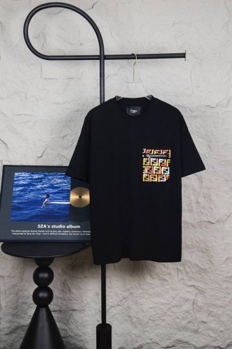 款号 M104 Fendi 芬迪 2025款高级刺绣拉链口袋贴饰短袖圆领T恤 logo标识精致升级 胸前彩色双刺绣贴袋图案点缀 饱满立体绣线营造立体Logo形象