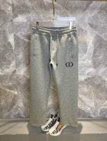 Dior迪奥 新款来袭 2025春夏新款直筒休闲裤，版型微阔，进口高密度定制面料，舒适柔软亲肤，笔挺不易起皱，简单明了，超级百搭上身效果超级棒时尚百搭，笔挺有型