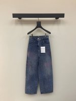 chane*25新款羽毛水钻擦色阔腿牛仔裤 定制Yb斜纹棉牛仔材质 面料柔软舒适 透气性好 反复酵素水洗工艺处理 不易染色脱色 腰胯和大腿均模拟呈现出均匀擦色染