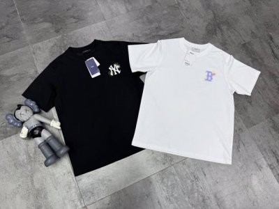 最新款短袖 同步一比一凉感面料，上身舒服到不想脱下来～ 潮趣印花 时髦氛围感 凉感面料 一触即凉 随时清爽在线 宽松版型 遮肉显瘦 时髦随性 满满的细节感，色彩