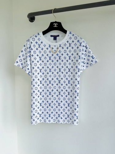 Louis25春夏度假系列Monogram Tile印花图案T恤，定制金属链条设计。定位印花图案设计时髦精单品解锁所有穿搭纯棉面料活性印花百搭经典单品金属链条装