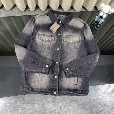 Balenciaga巴黎世家黑色水洗后背刺绣牛仔夹克外套 最新单品，无性别的时髦风格 Oversize版型的廓形外套，谁穿谁有型的百搭款！ 秋季准备转凉，一件万