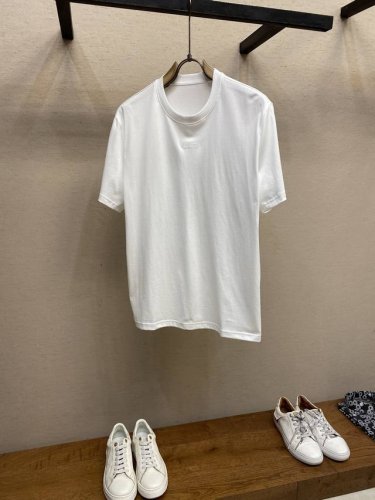 P250Lanvin，25Ss新款刺绣Logo短袖 新款短袖Yyds 日常出门闭眼搭 定制丝光弹力棉面料 舒适感极佳 搭配双层织物圆领口 衣袖和下摆 简简单单的
