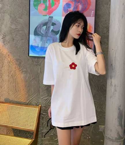 上新！一朵小红花图案显得格外引人注目！夏季新品情侣款圆领短袖T恤，大爆款！ 面料采用法国进口的纯棉面料，质感细腻饱满，上身亲肤有型！男女同款！ 尺码：S-3Xl