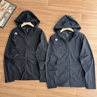 店主严选 迪桑特柜新款后竖字母皮肤衣男女款连帽梭织拼接运动外套皮肤衣防晒上衣 胸前精致3D立体压胶Logo和身后字母非常的具有立体感 等大家拿到手之后 可以细细