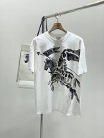 burberry 巴宝莉，2025夏季最新品，专柜同步有售，原单狠货，时尚休闲圆领短袖T恤，进口原版面料，上身舒适透气，顶级印花工艺字母图案装饰Logo，档次极