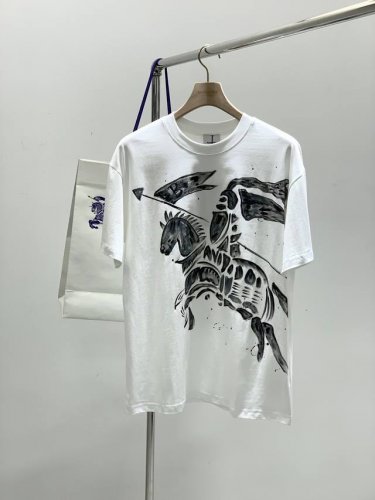 burberry 巴宝莉，2025夏季最新品，专柜同步有售，原单狠货，时尚休闲圆领短袖T恤，进口原版面料，上身舒适透气，顶级印花工艺字母图案装饰Logo，档次极