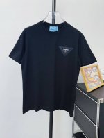 款号：D130 宽松大版 顶级版本 prada 经典皮标铁扣三角Logo短袖T恤 抢购Zp开发定染面料色.水洗. 采用280克100%纯棉 精梳双纱面料， 螺纹