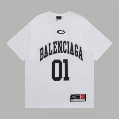 顶级版本 区别通货 款式：巴黎世家Bal篮球编码短袖 颜色：图片色 尺码：S-Xl 面料：300克双织纯棉 辅料：全套定制辅料 无性别区分 男女同款