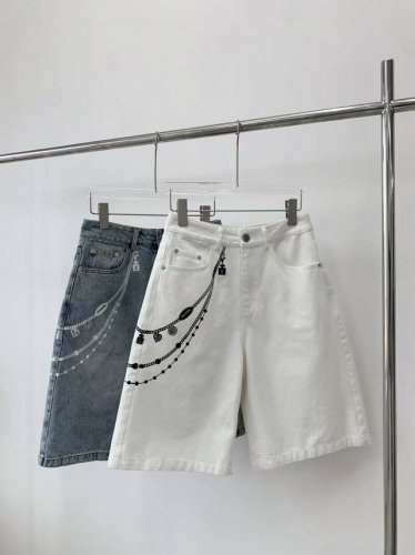 爆款现货 原单品质 Chane*｜经典链条涂鸦印花五分牛仔裤 夏天必须得安排一条中裤，休闲范儿十足，大多数都能驾驭，遮肉显瘦 毫不费力让人时髦起来的单品 不管搭